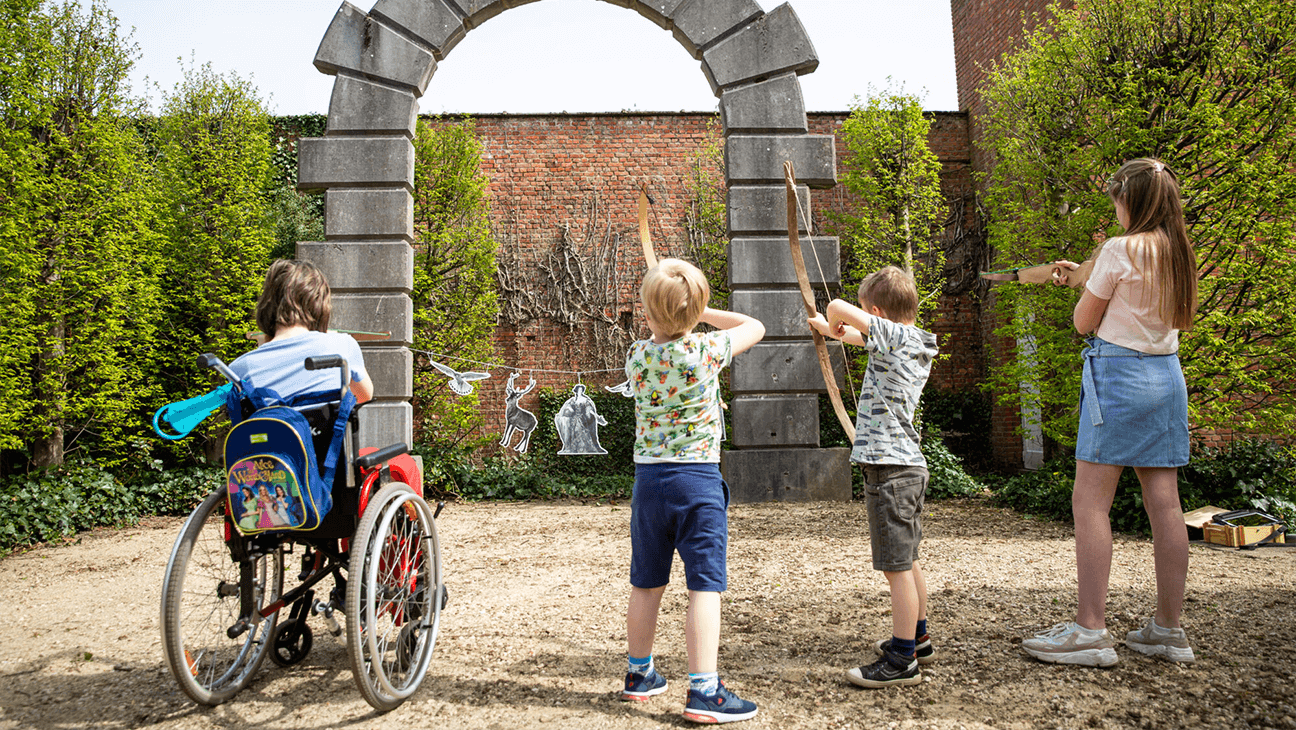 Kinderen schieten met pijl en boog in het Taxandriamuseum