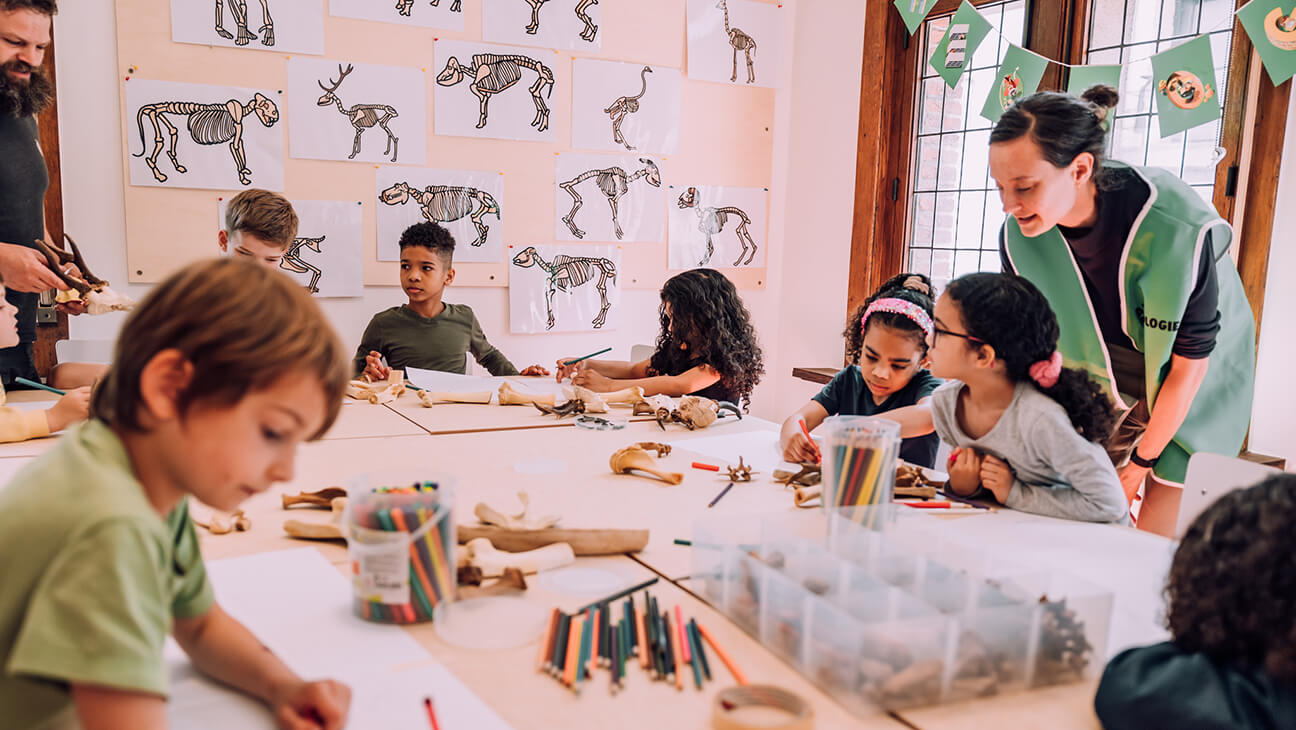 Kinderen knutselen in het Taxandriamuseum