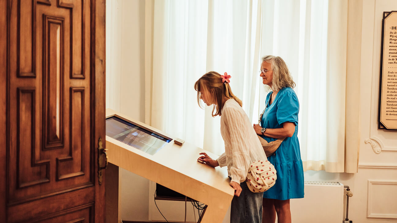 2 vrouwen kijken naar scherm in het Taxandriamuseum