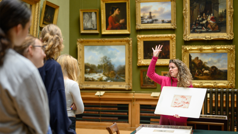 Bezoekers met een gids in Teylers Museum