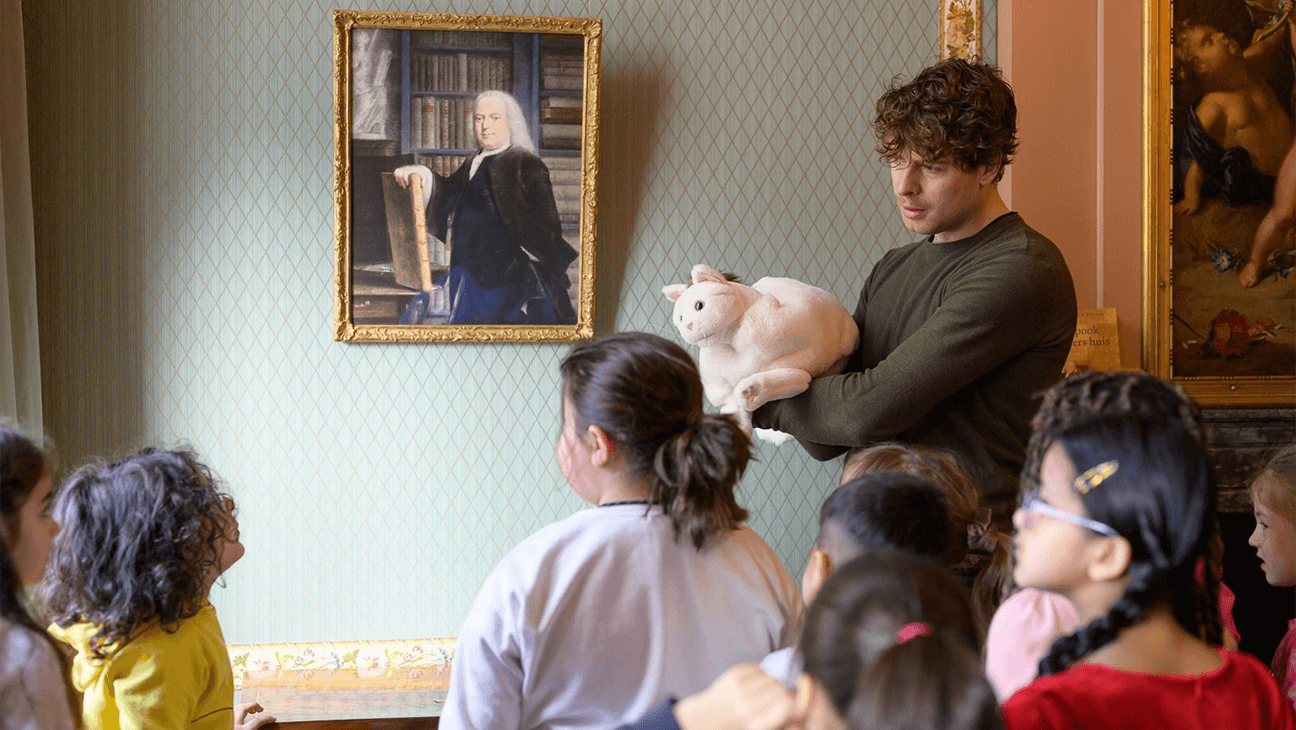 Kinderen met een gids in het Teylers Museum