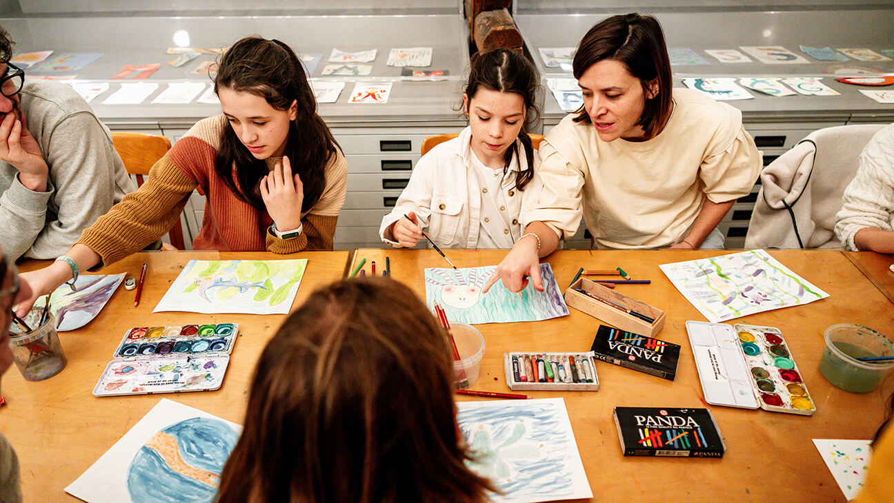 Kinderen knutselen met gids in villa verbeelding