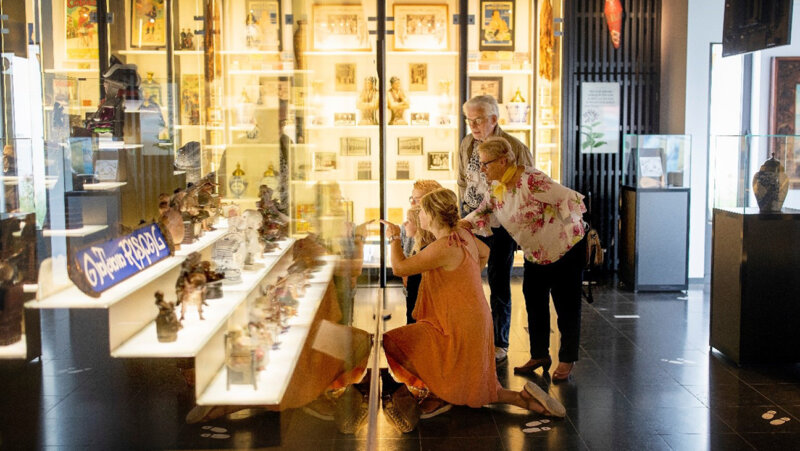 bezoekers in het tabaksmuseum