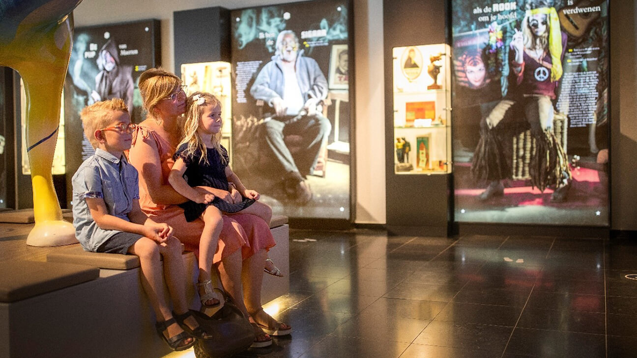 bezoekers in het tabaksmuseum