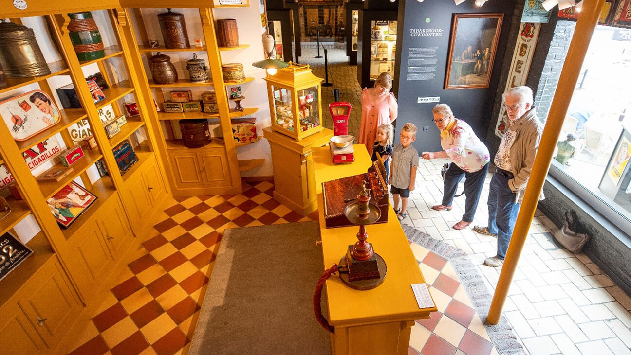 bezoekers in het tabaksmuseum