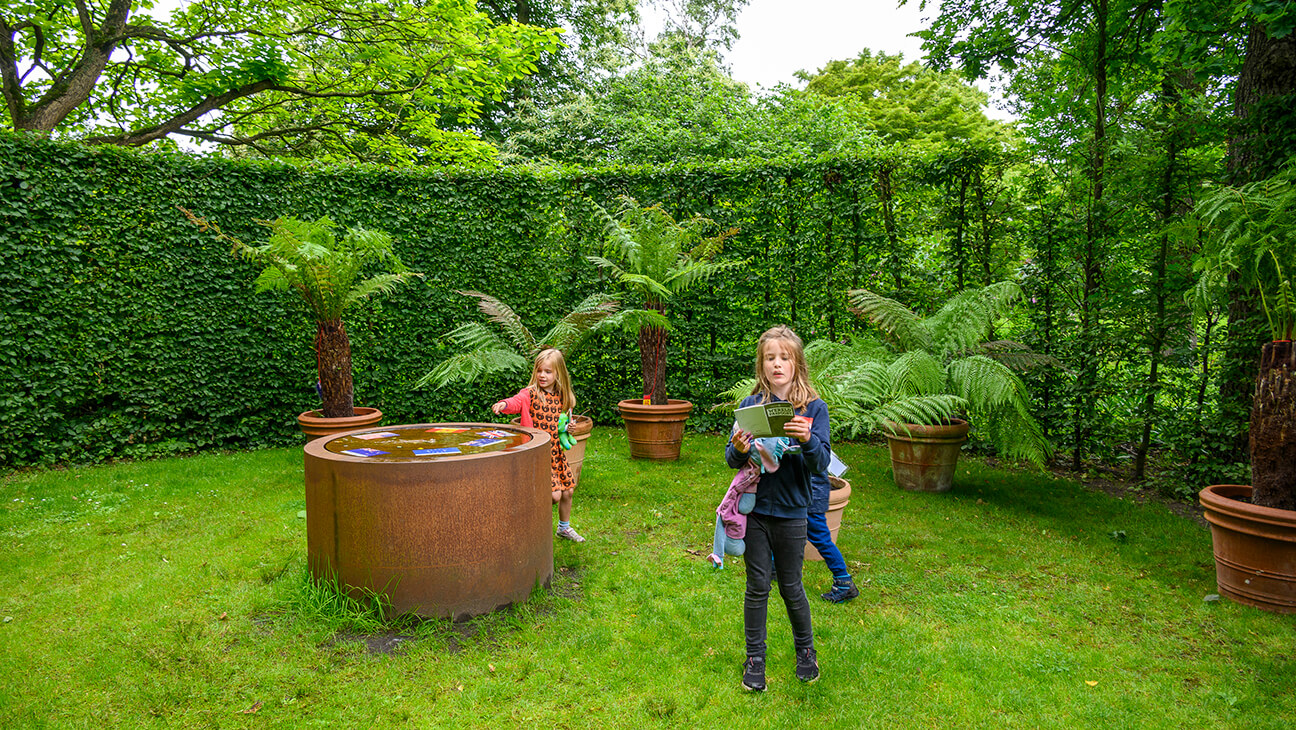 Kleuters op speurtocht in het Arboretum in Kalmthout