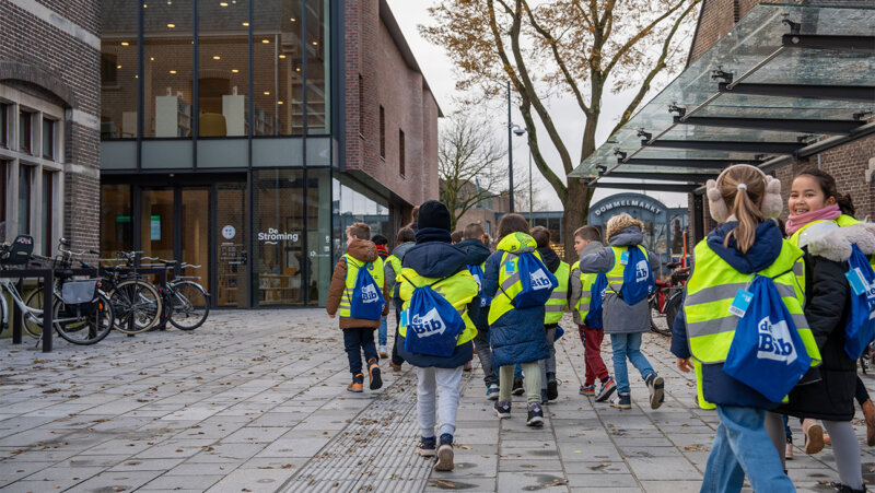 Kinderen buiten aan de bibliotheek van Pelt