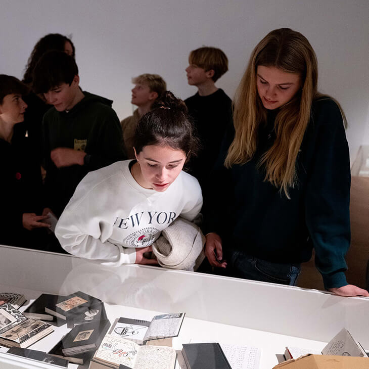 Leerlingen bekijken vitrine in Museum Dr. Guislain te Gent