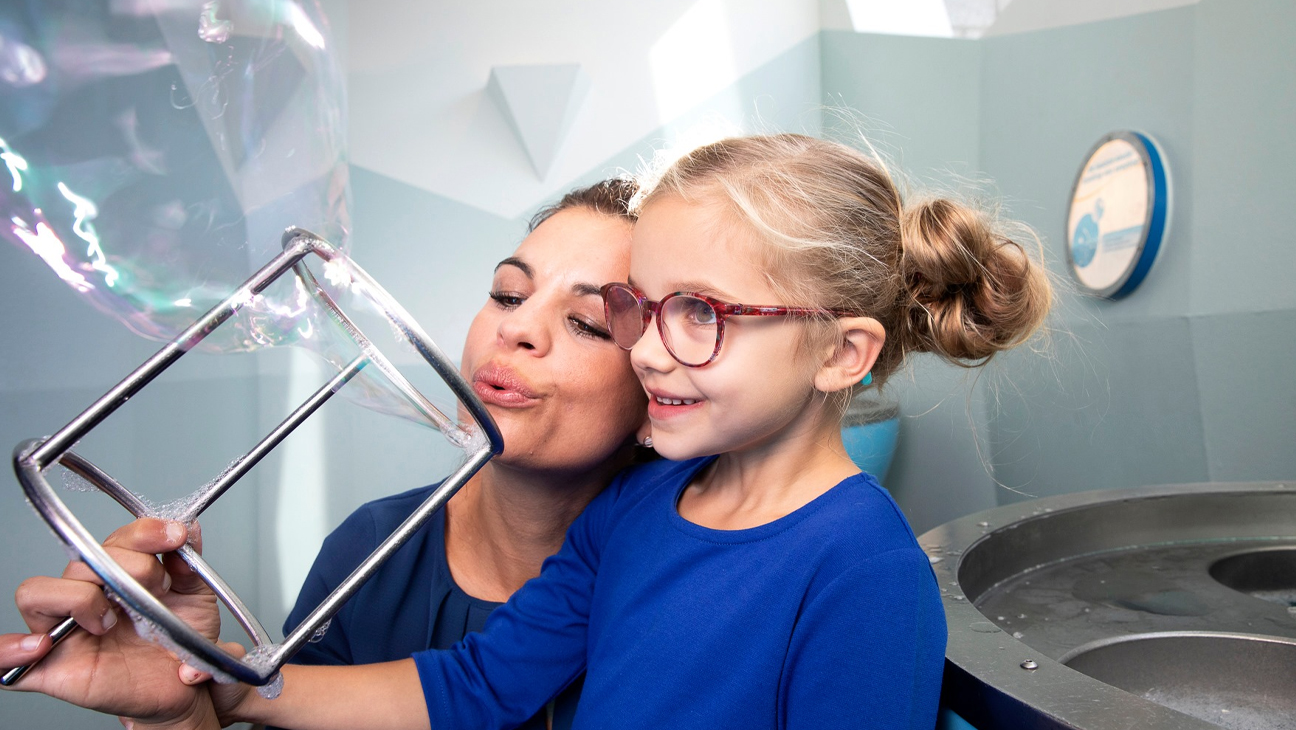 Mama en dochter blazen een zeepbelHidrodoe