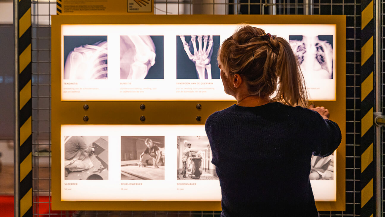 Bezoeker in het industriemuseum kijkt naar röntgenfoto