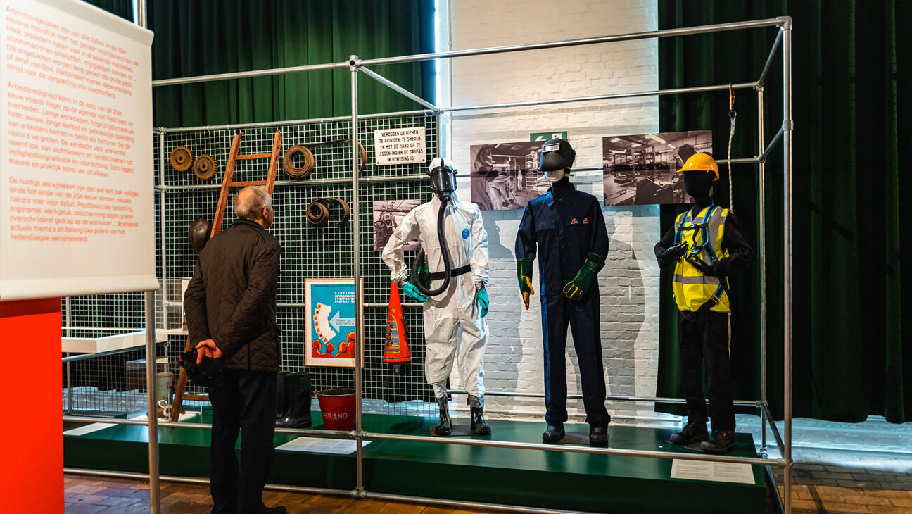 bezoeker in het industriemuseum