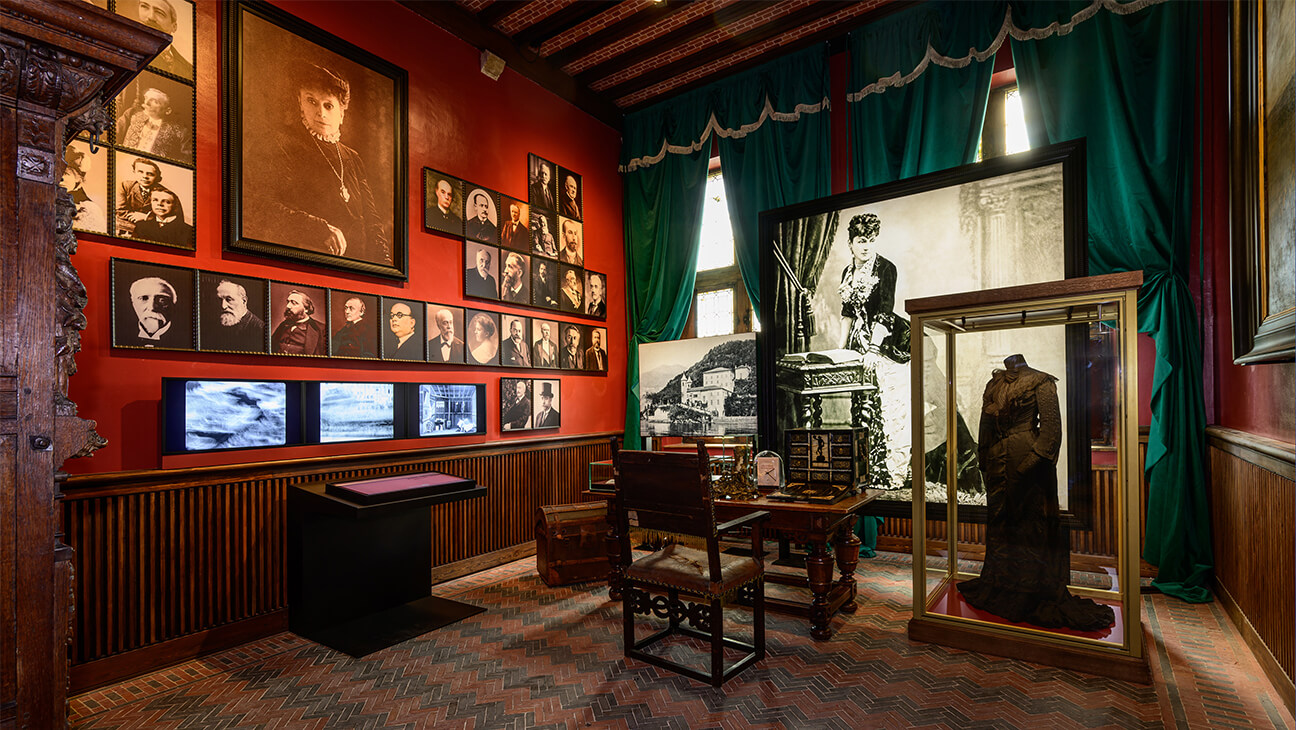 Zaal met schilderijen en foto's in het kasteel van Gaasbeek