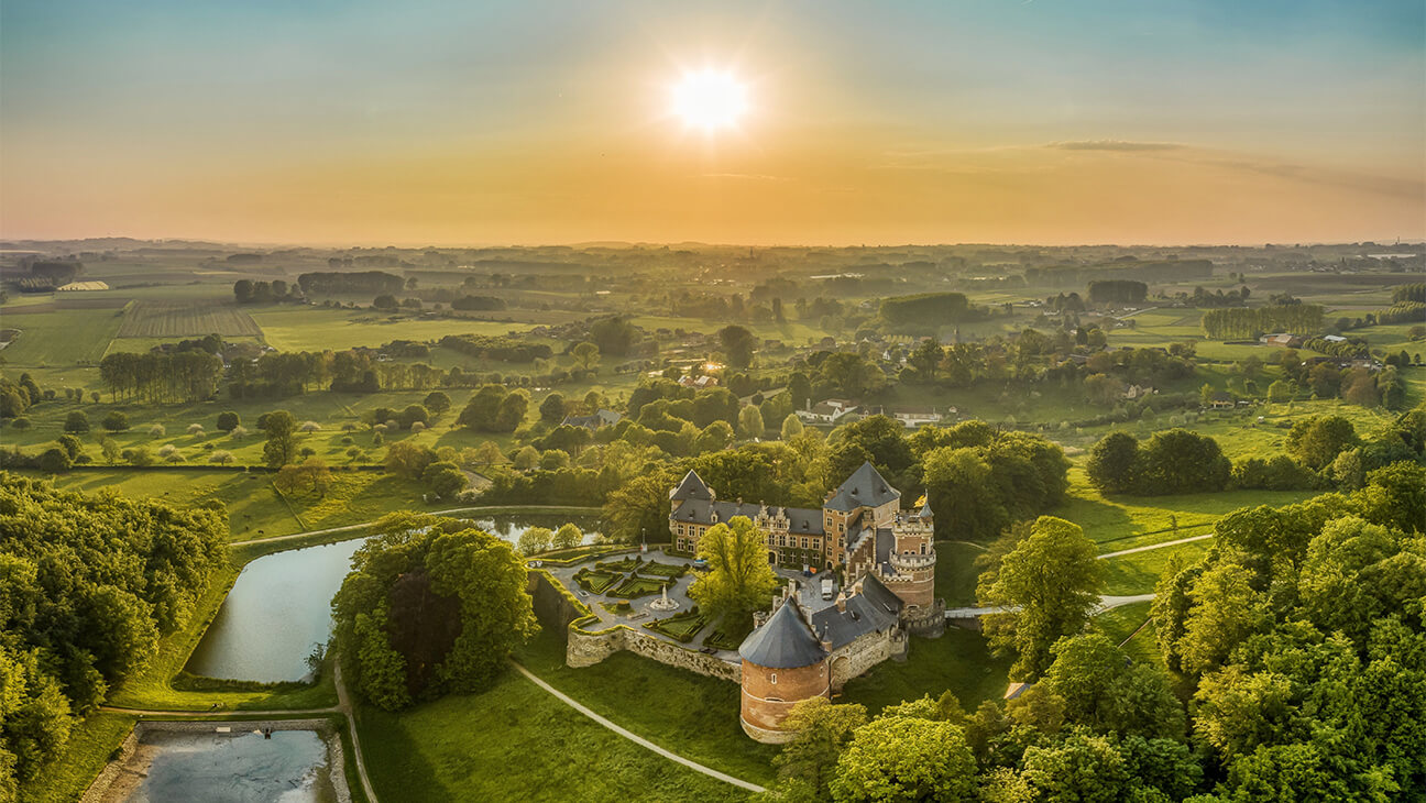 Kasteel van Gaasbeek bij ondergaande zon
