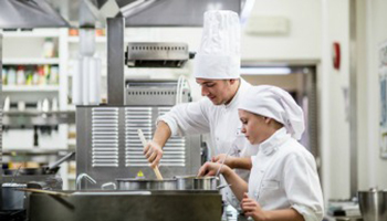 Leerlingen hotelschool roeren in potten