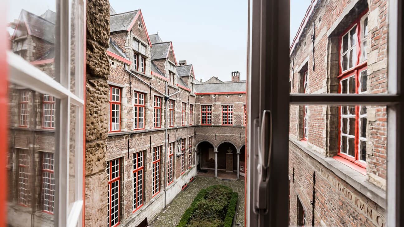 Zicht op binnenplein Maagdenhuis Antwerpen