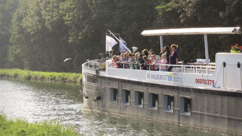 Kinderen op de milieuboot