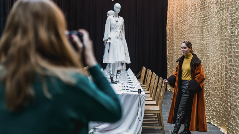 Vrouw poseert voor fotograaf in Modemuseum