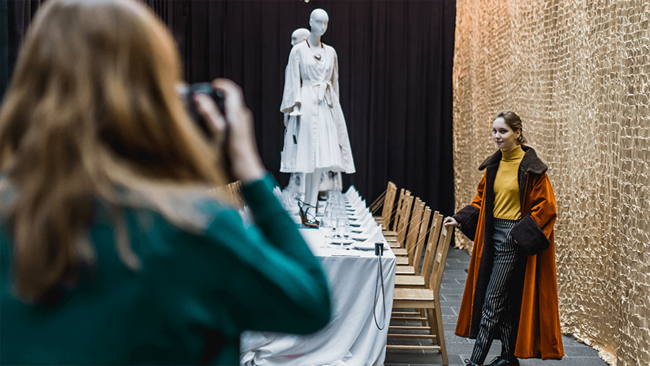 Vrouw poseert voor fotograaf in Modemuseum