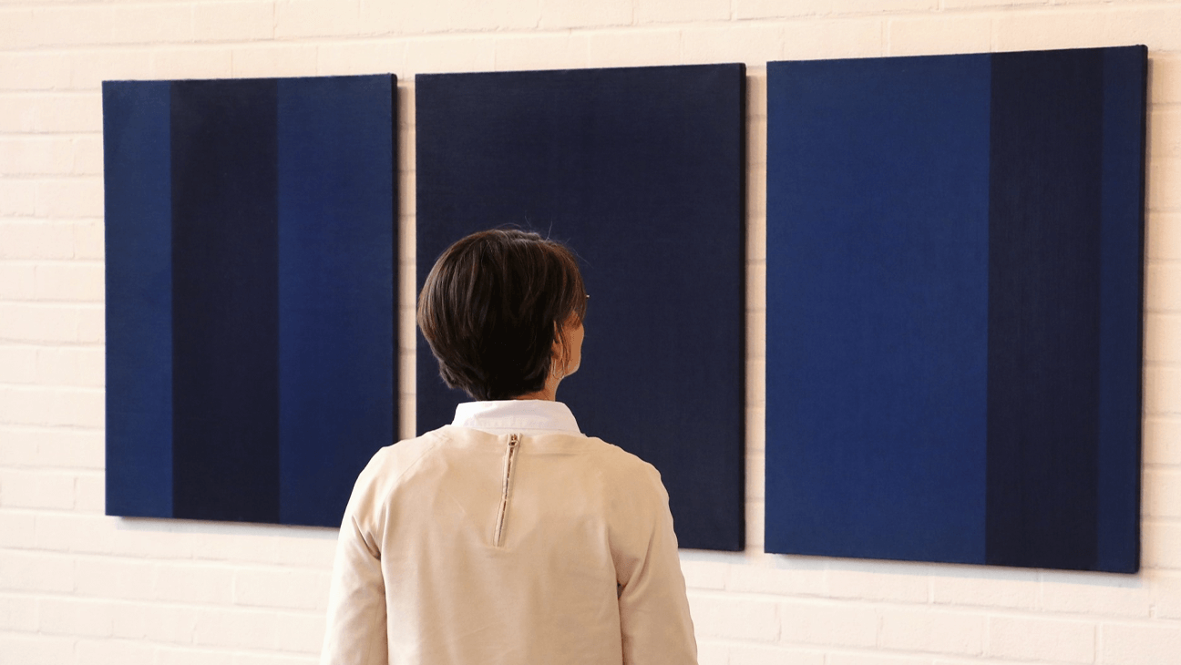 Vrouw bij schilderij van Amédée Cortier
