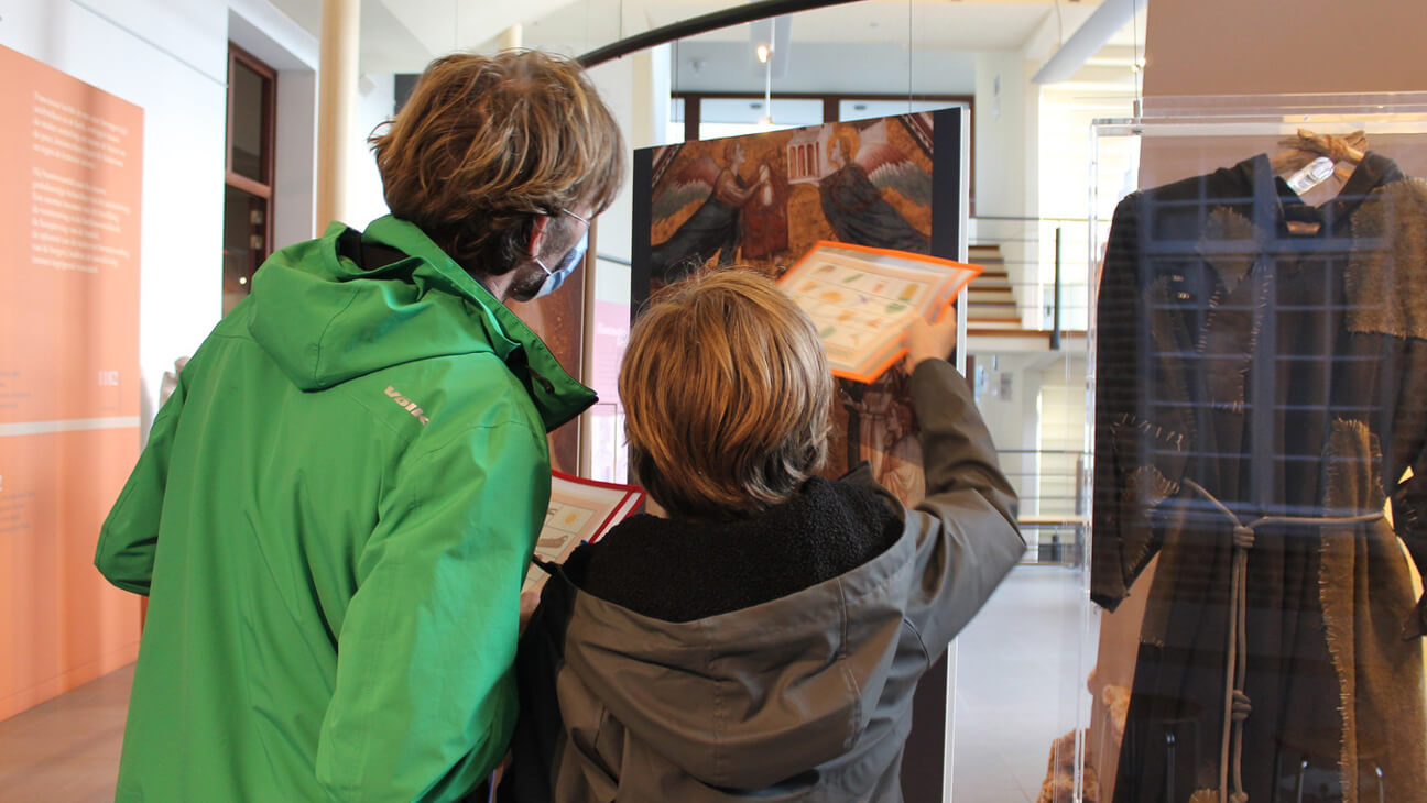 Moeder en zoon kijken naar schilderij