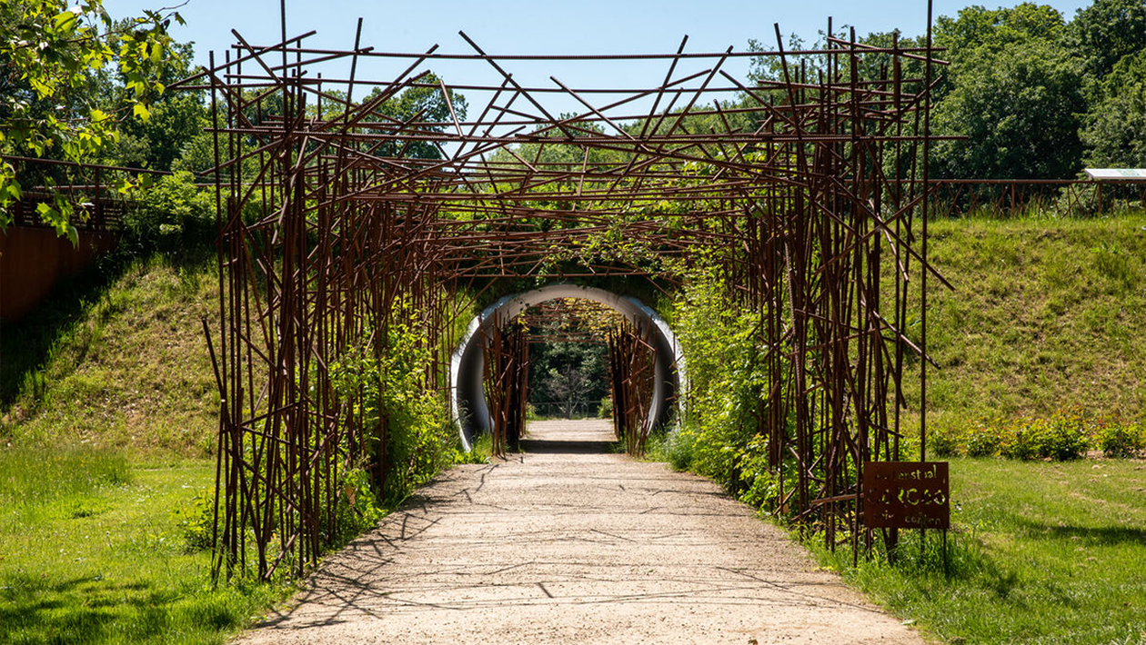 Ingang van de rozentuin in de Plantentuin in Meise