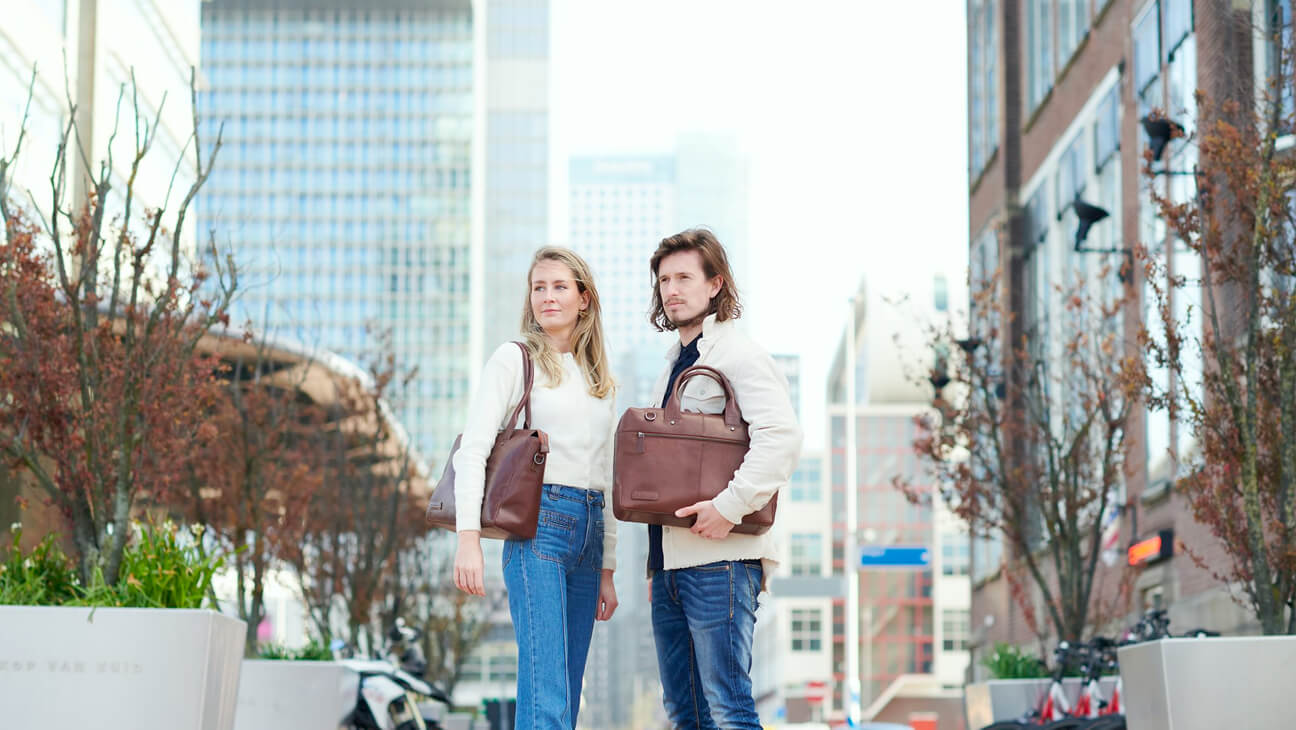 Man en vrouw met lederen handtas van Plevier