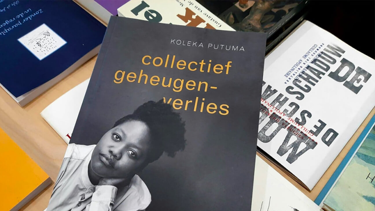 boeken op tafel in poëziecentrum