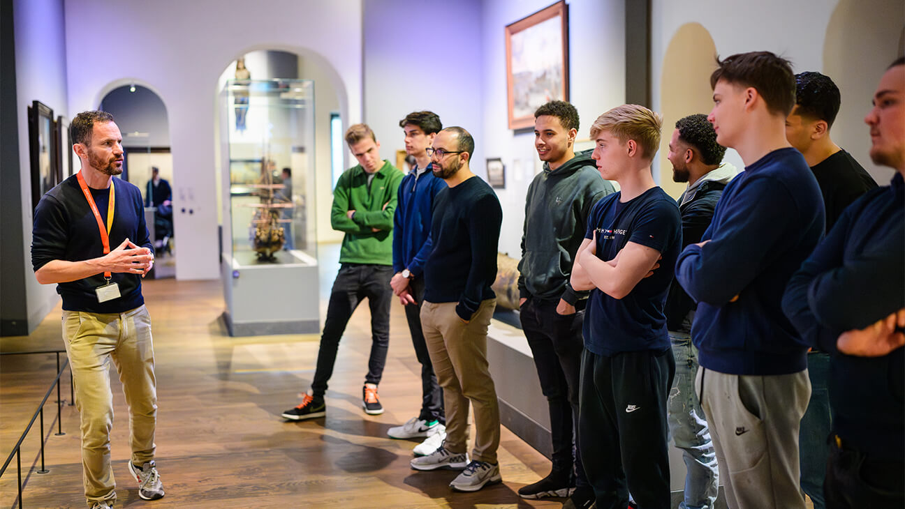 Bezoekers met gids aan het scheepvaartmuseum