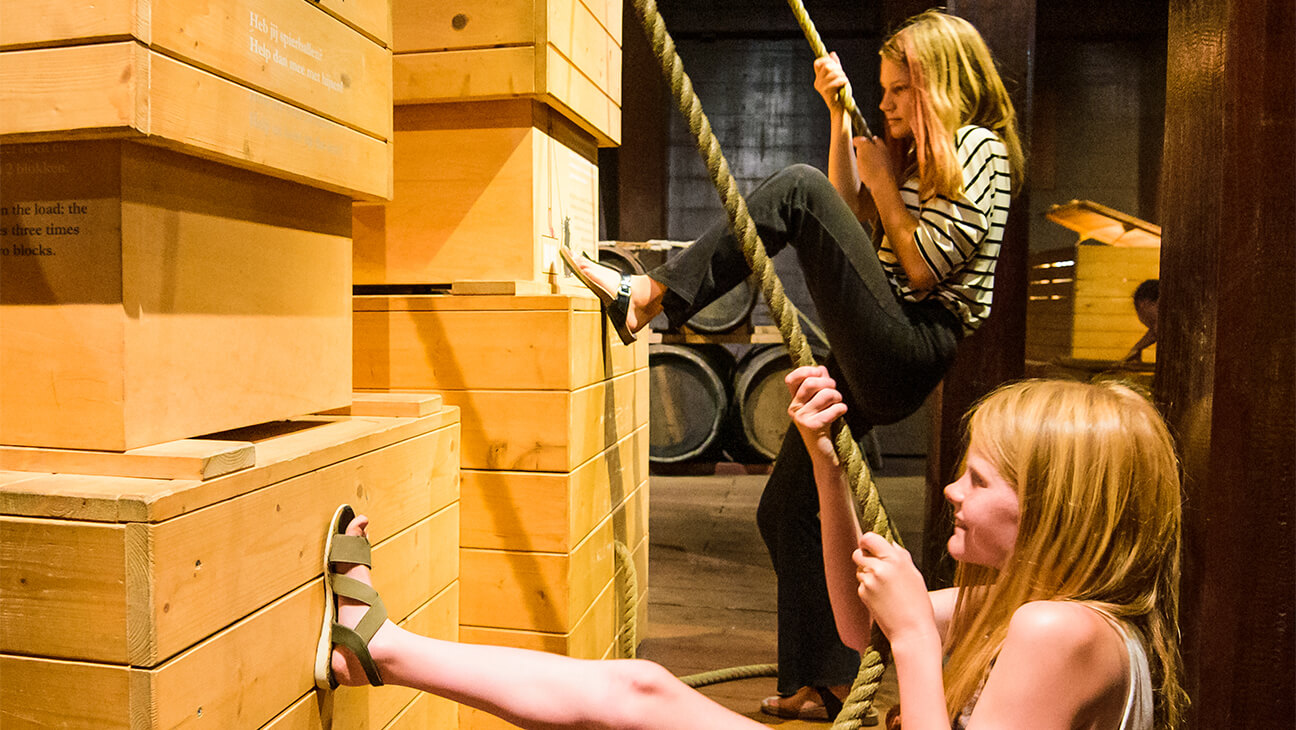 Meisjes trekken aan touw in scheepvaartmuseum