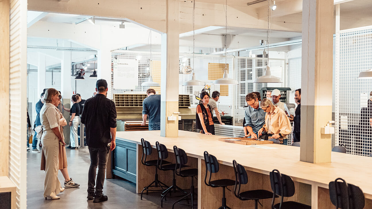 Groep tijdens een workshop in het speelkaartenmuseum