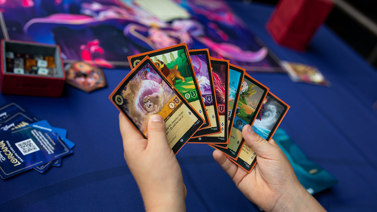 Hand met speelkaarten