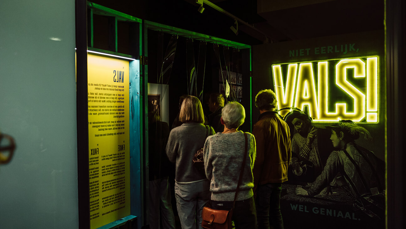 Groep op de exop 'Vals, niet eerlijk' in het speelkaartenmuseum