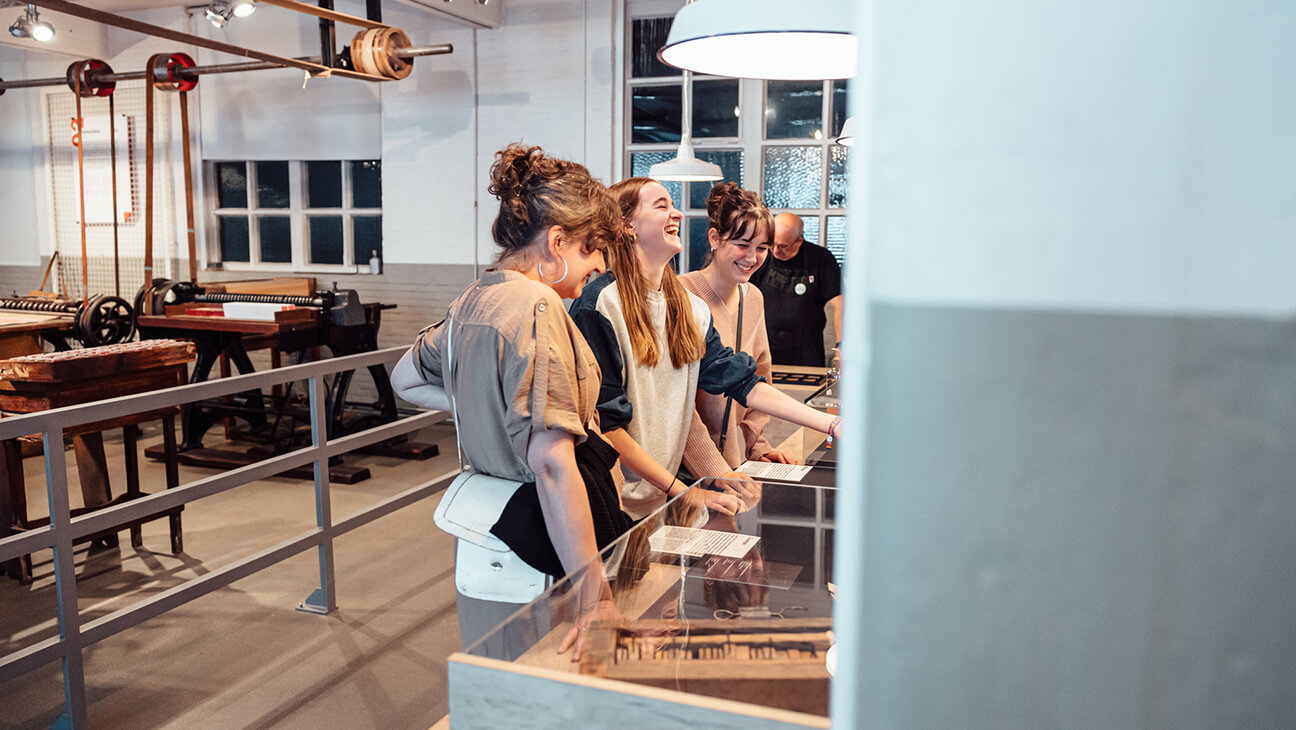 Groep tijdens een workshop in het speelkaartenmuseum