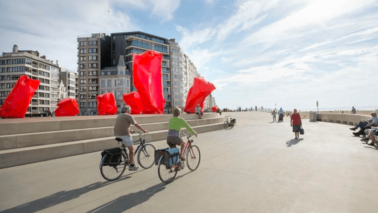 Fietsers op dijk oostende