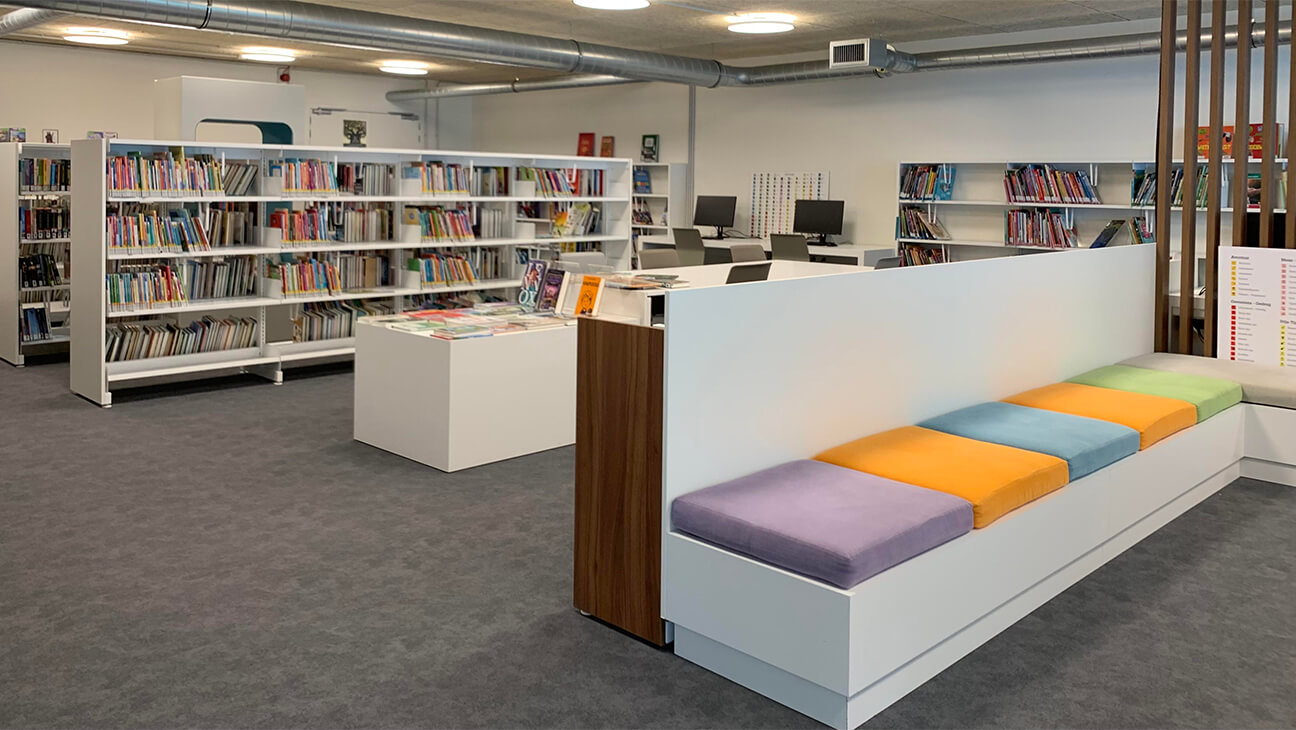Zaal met boeken in Bibliotheek van Sint-Pieters-Leeuw