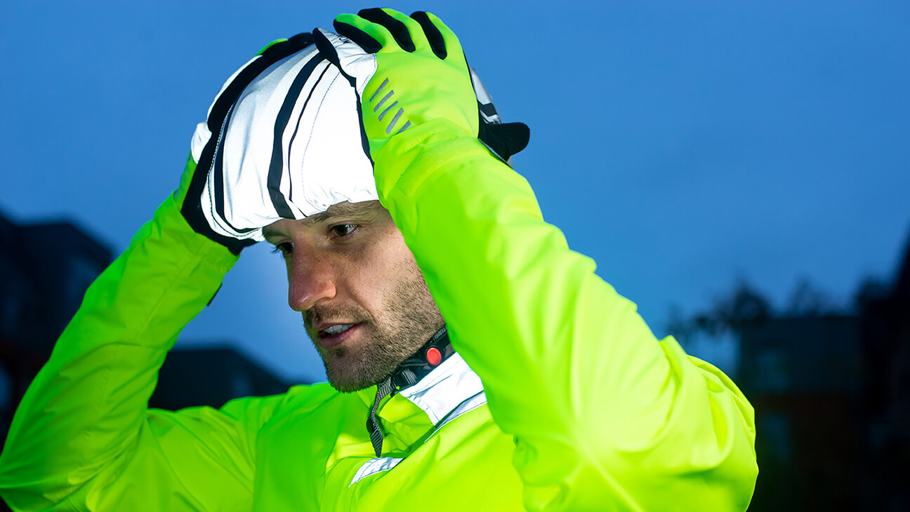 Man met reflecterende jas en helm