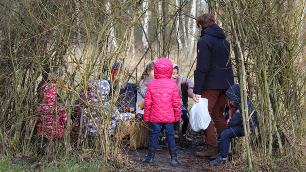 Kinderen spelen in het bos