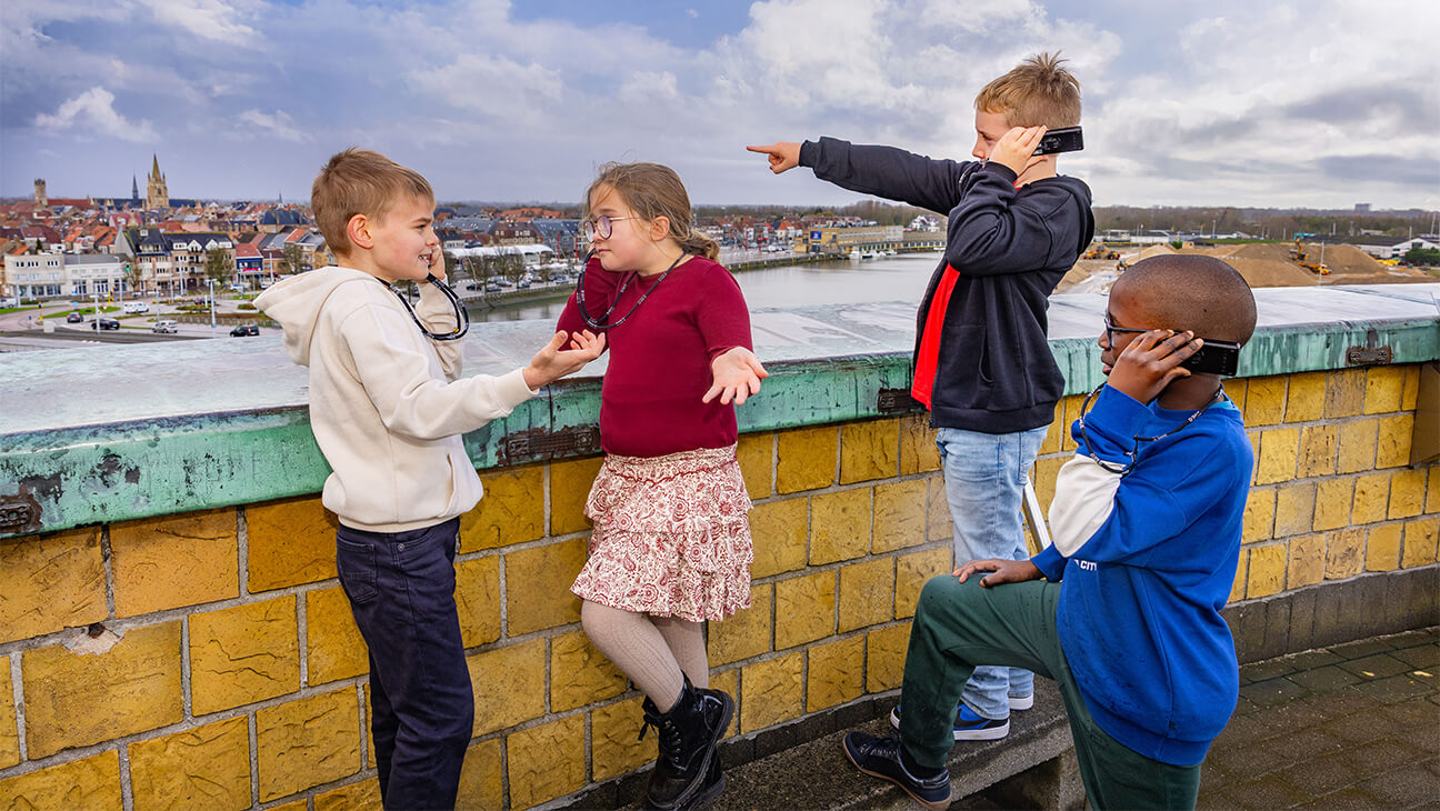 Kinderen met audiogids in Westfront.Nieuwpoort