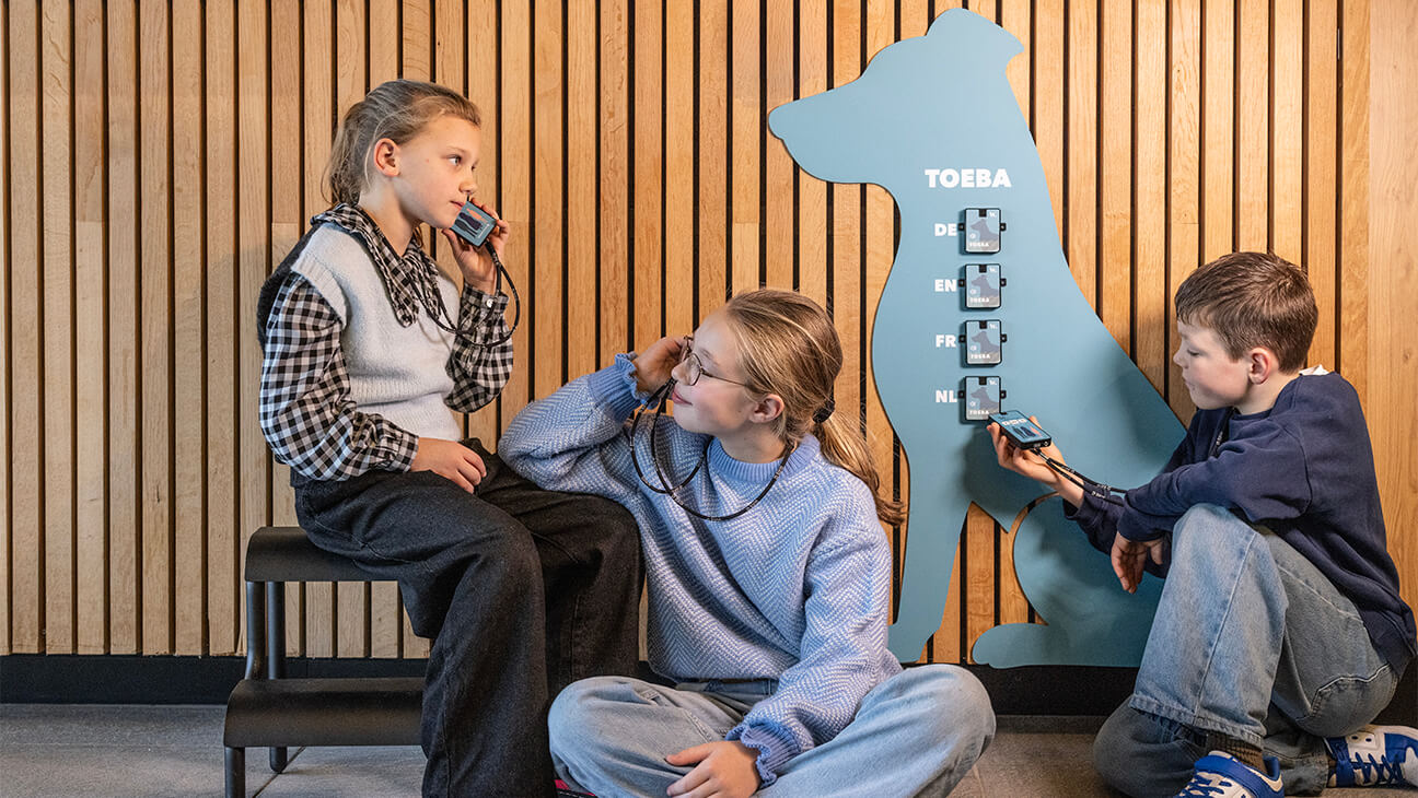Kinderen met een audiogids in Westfront.Nieuwpoort