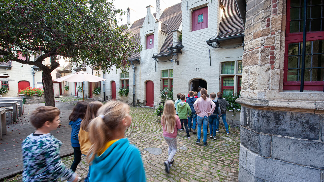 kinderen bij de gevel van het Huis van Alijn