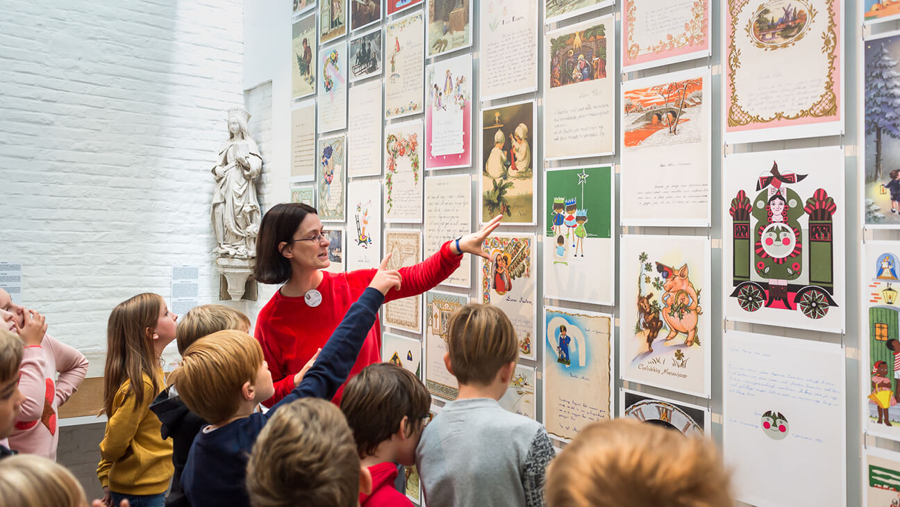 kinderen met een gids leren over rituelen