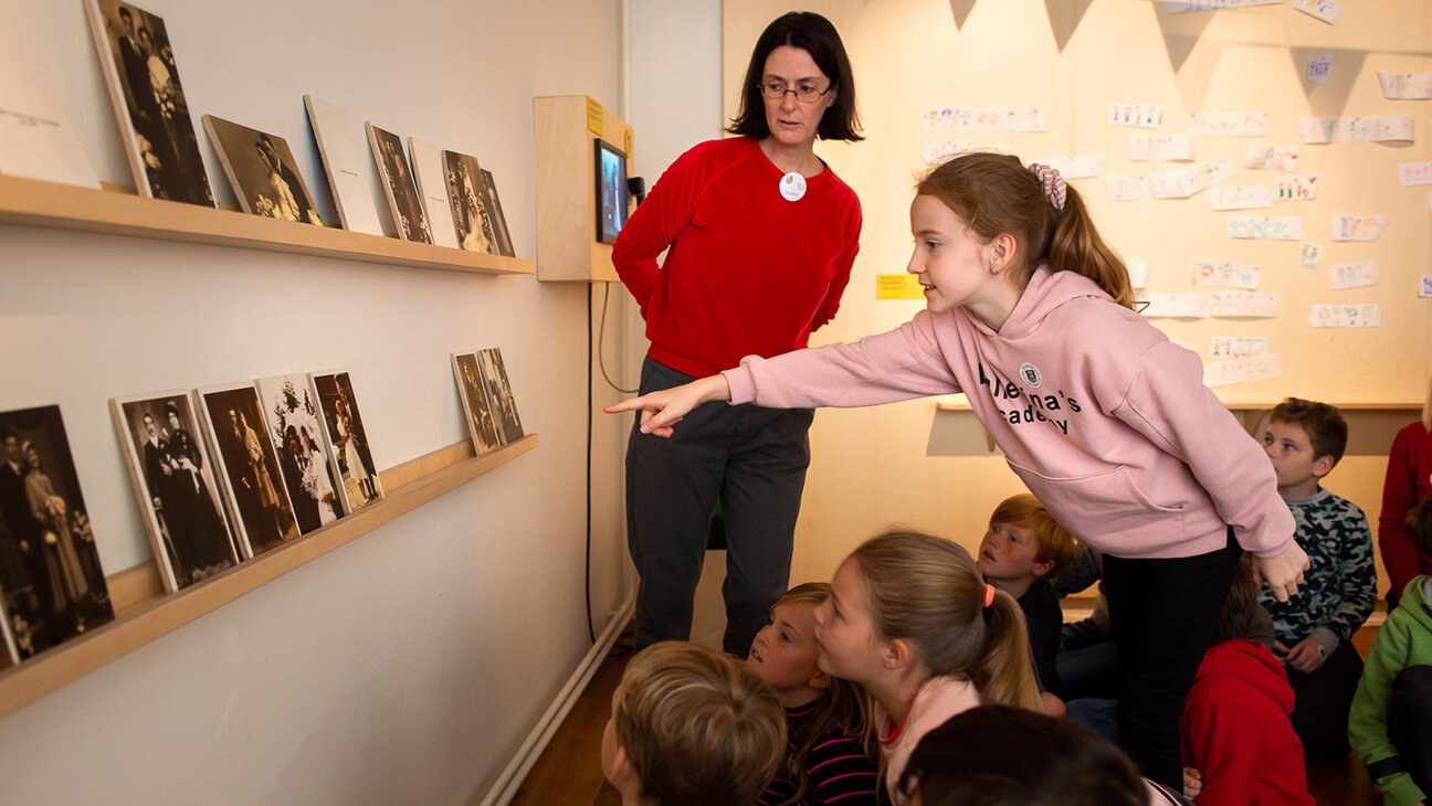 kinderen met een gids leren over het dagelijks leven