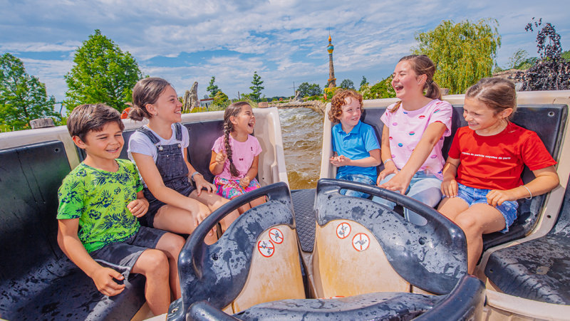 Bezoekers in een wildwaterbaan in Toverland