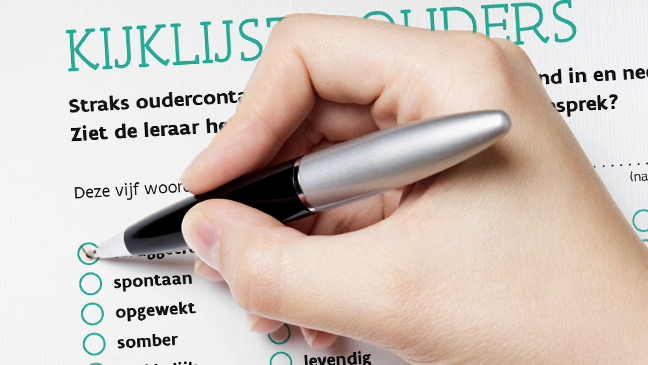 Hand die kijklijst invult