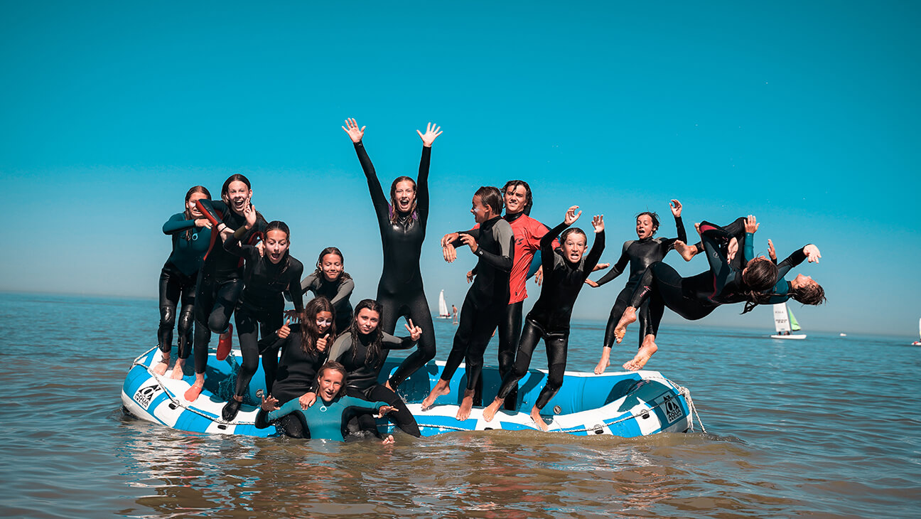 Jongeren op het water bij surfer's paradise