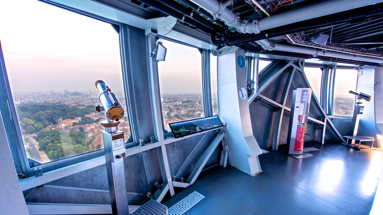 Uitkijken over Brussel in bol van Atomium