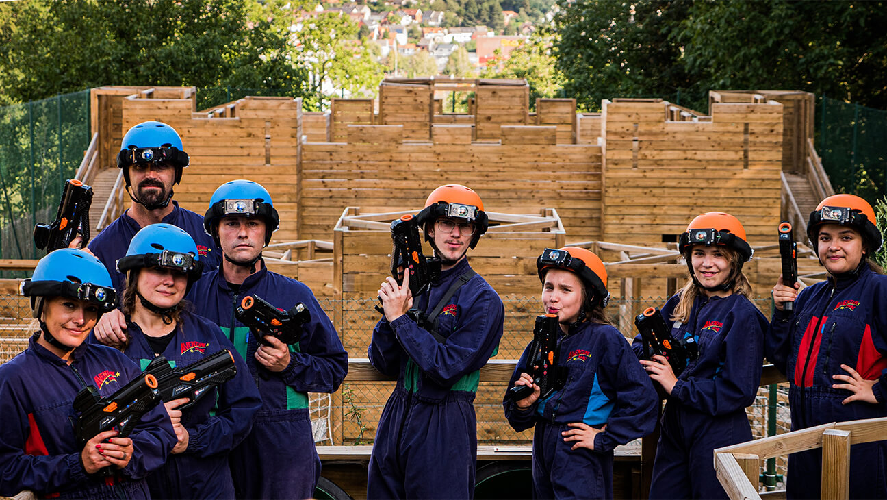 Groep speelt lasergame in Aventure Parc Wavre