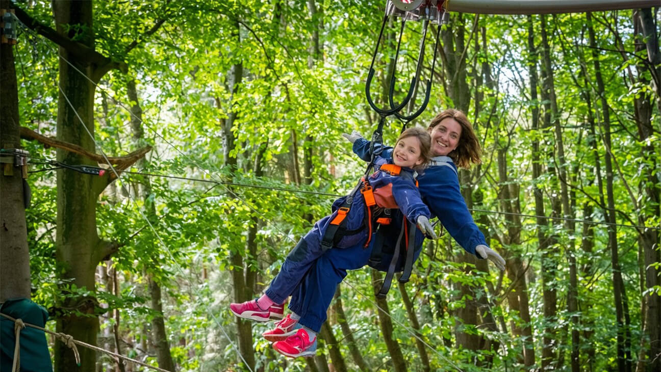 Dochter en moeder op een klimparcours in Aventure Parc Wavre