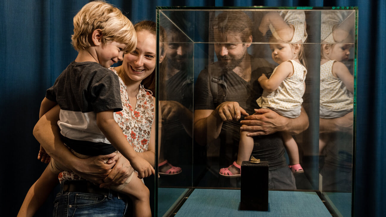 Gezin bezoekt het burchtmuseum