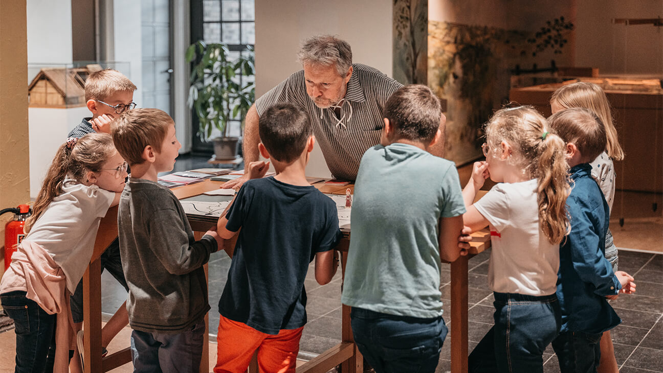 Kinderen met gids in Espace Gallo-Romain